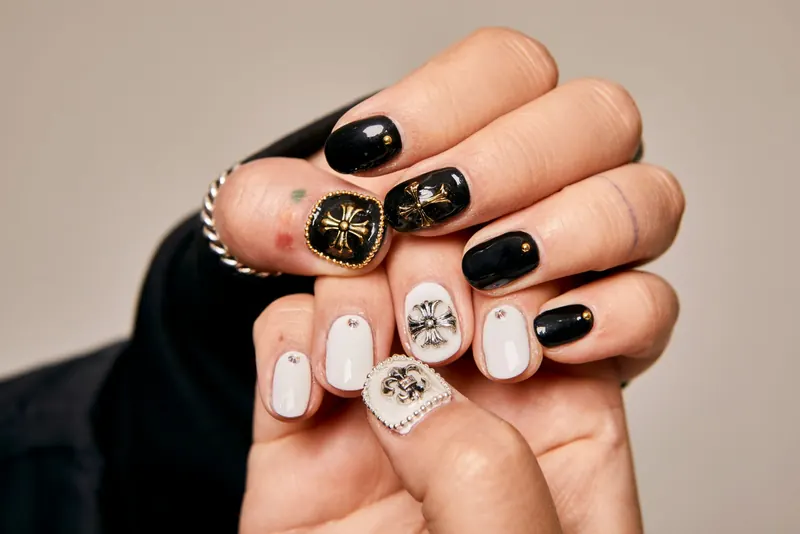 Mẫu nail art đen trắng của Vy
