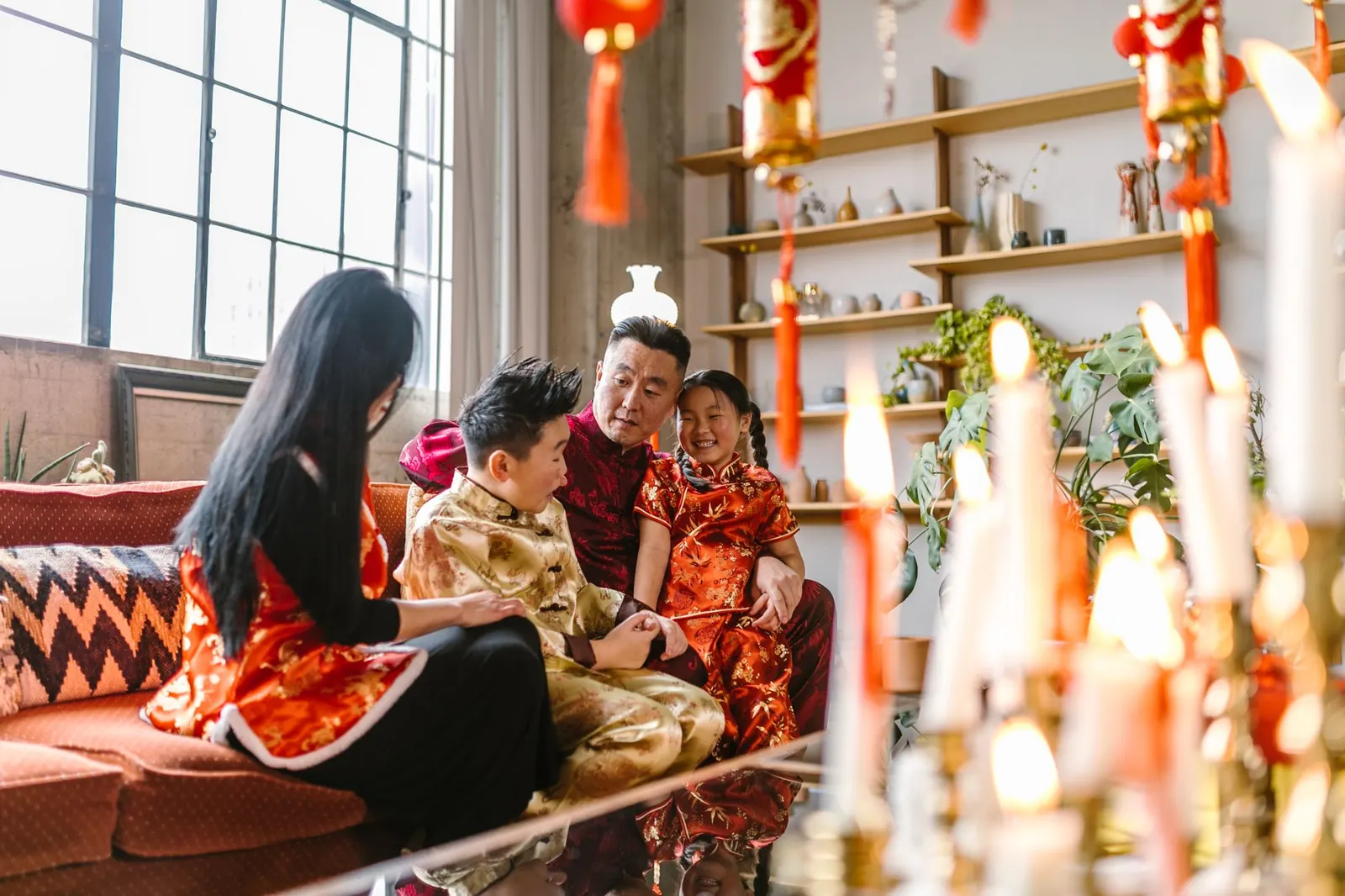 Gia đình Việt quây quần trong nhà